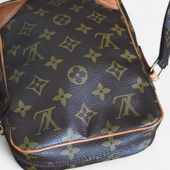 Authentic Louis Vuitton Danube crossbody bag (Unisex) - Picture 4 of 11